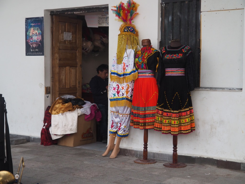 Otavalo: Textilhandwerk und Laguna de Cuicocha